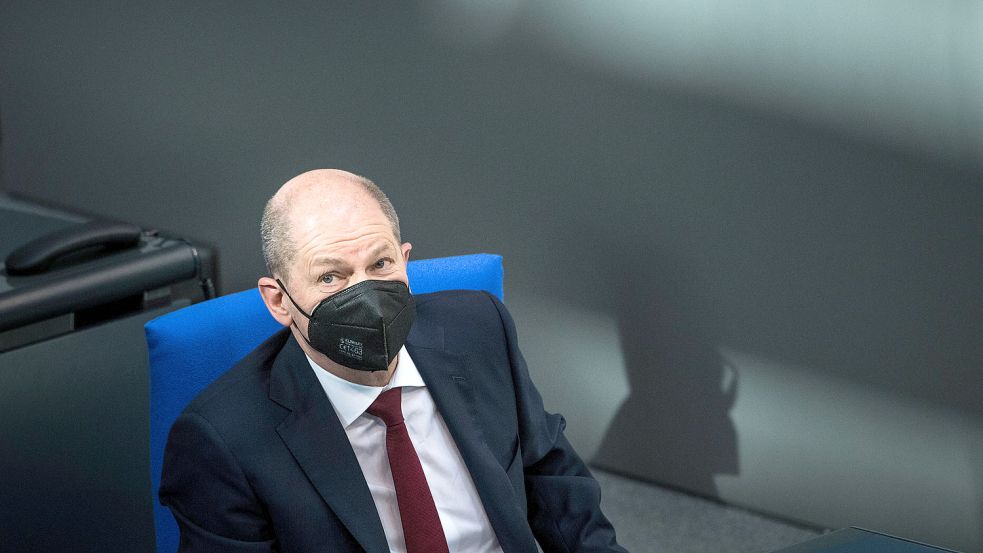 Bundeskanzler Olaf Scholz (SPD) im Bundestag bei einer Sondersitzung mit einer Regierungserklärung zur aktuellen Lage in Foto: www.imago-images.de