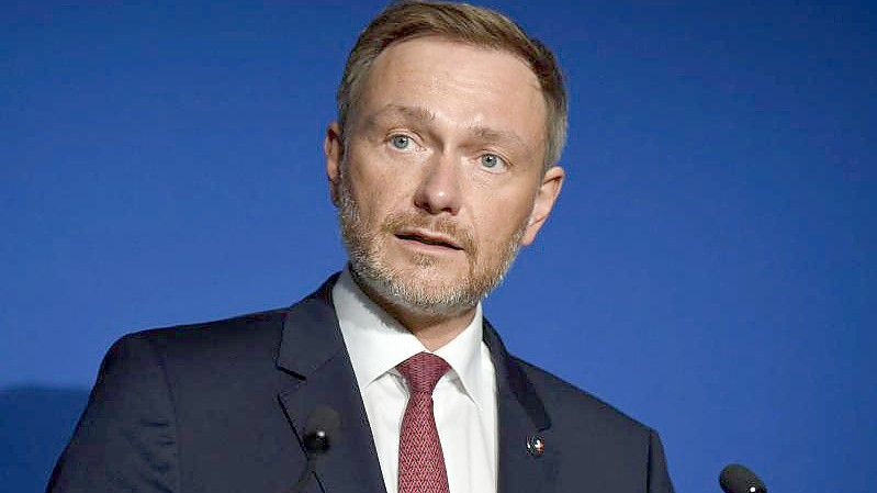 „Unser Ziel, auch mein Ziel, ist, dass wir im Laufe dieses Jahrzehnts eine der handlungsfähigsten, schlagkräftigsten Armeen in Europa bekommen“, sagt FDP-Finanzminister Christian Lindner. Foto: Eric Piermont/AFP/dpa