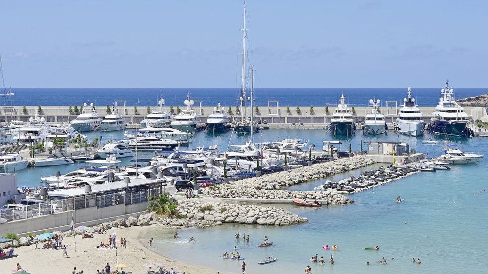 Der Blick auf den Hafen Port Adriano auf Mallorca. Ein Hotspot für Yachtbesitzer. Foto: imago-images/Ralph Lueger