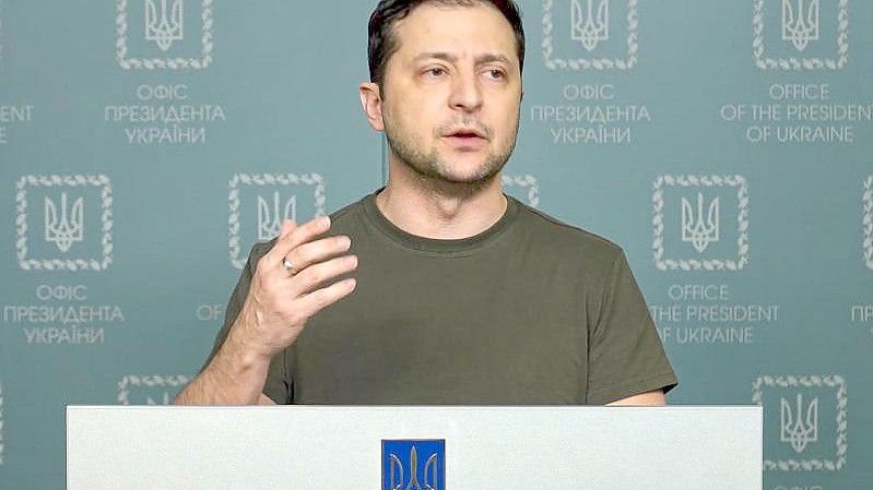 „Wir wenden uns an die EU zur unverzüglichen Aufnahme der Ukraine nach einer neuen speziellen Prozedur“, appelliert Ukraines Präsident Wolodymyr Selenskyj in Richtung Brüssel. Foto: Uncredited/Ukrainian Presidential Press Office/dpa