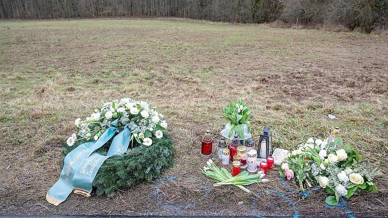 Gedenken am Tatort an der Kreisstraße 22 bei Ulmet (Rheinland-Pfalz). Mittlerweile geht die Polizei von einem Täter aus. Foto: Harald Tittel/dpa