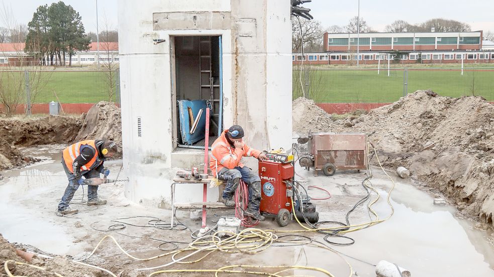 Am Fuß des Funkturms auf dem ehemaligen Kasernengelände laufen die Vorarbeiten für die Sprengung. Foto: Romuald Banik