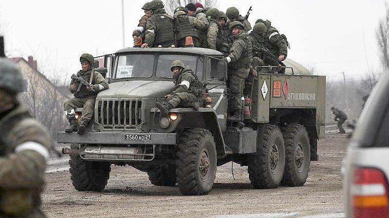 Russische Soldaten auf einem Militärlastwagen. Foto: Konstantin Mihalchevskiy/Sputnik/dpa/Archivbild