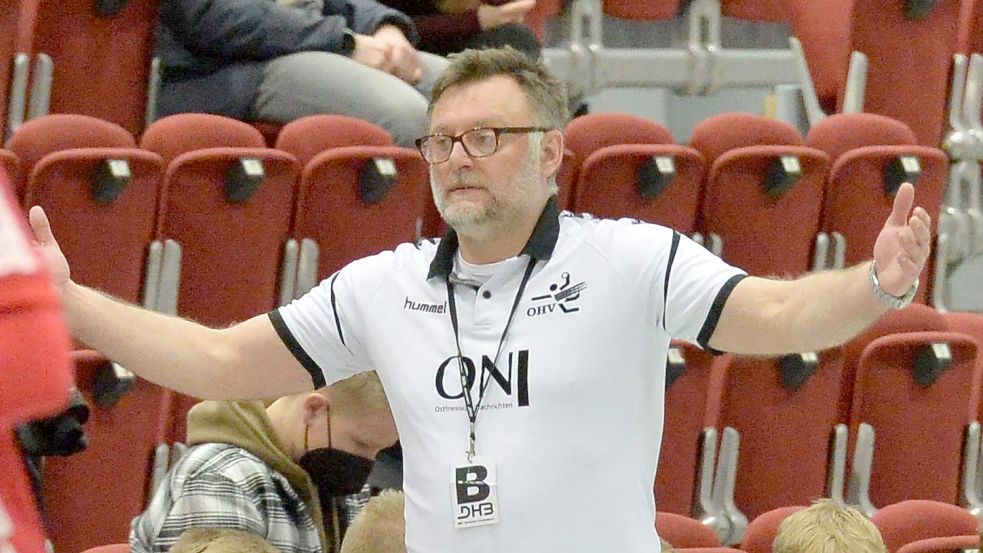 Arek Blacha wird die Drittliga-Handballer des OHV Aurich nur noch bis zum Ende dieser Saison trainieren. Foto: Bernd Wolfenberg