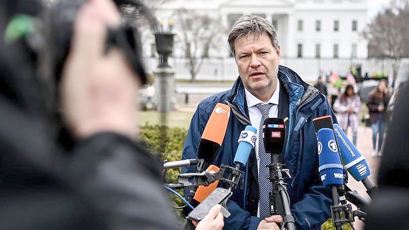 Vizekanzler Robert Habeck (Grüne) spricht vor dem Weißen Haus mit Journalisten. Foto: Britta Pedersen/dpa-Zentralbild/dpa