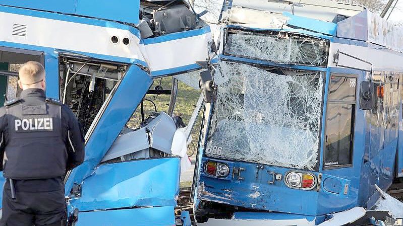 Nach einem Zusammenstoß von zwei Straßenbahnen in Rostock sichern Polizisten die Unfallstelle. Foto: Bernd Wüstneck/dpa-Zentralbild/dpa