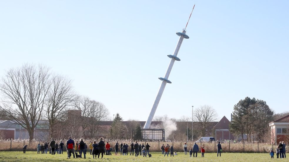 Wie in Zeitlupe fiel der Funkturm auf dem Auricher Kasernengelände. Nur wenige Zuschauer trauten sich in die erste Reihe. Foto: Romuald Banik