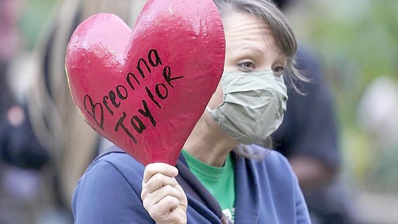 Eine Frau hält bei einem Proteste gegen Rassismus einen Luftballon in Gedenken an die Verstorbene. Foto: Darron Cummings/AP/dpa