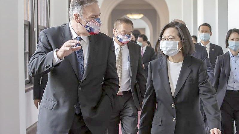 Der ehemalige US-Außenminister Mike Pompeo (l.) und Taiwans Präsidentin Tsai Ing-wen während eines Treffens im Präsidialamt in Taipeh. Foto: Uncredited/Taiwan Presidential Office/AP/dpa