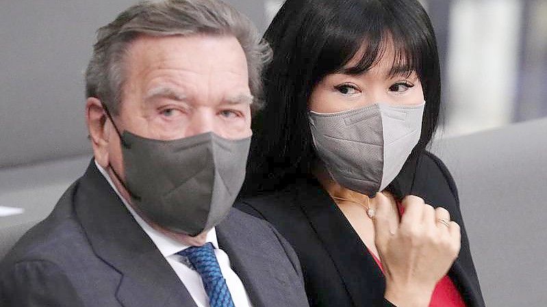 Gerhard Schröder (SPD), Bundeskanzler a.D., und seine Frau So-yeon Schröder-Kim im Bundestag. Foto: Kay Nietfeld/dpa