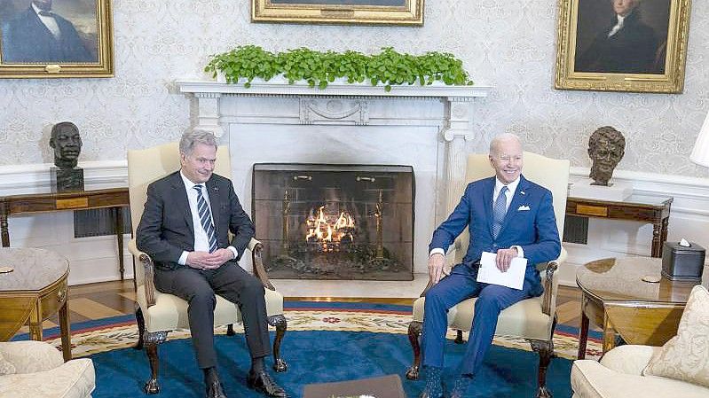 US-Präsident Joe Biden (r) trifft sich mit dem finnischen Präsidenten Sauli Niinisto im Oval Office des Weißen Hauses. Foto: Sarah Silbiger/Lehtikuva/dpa