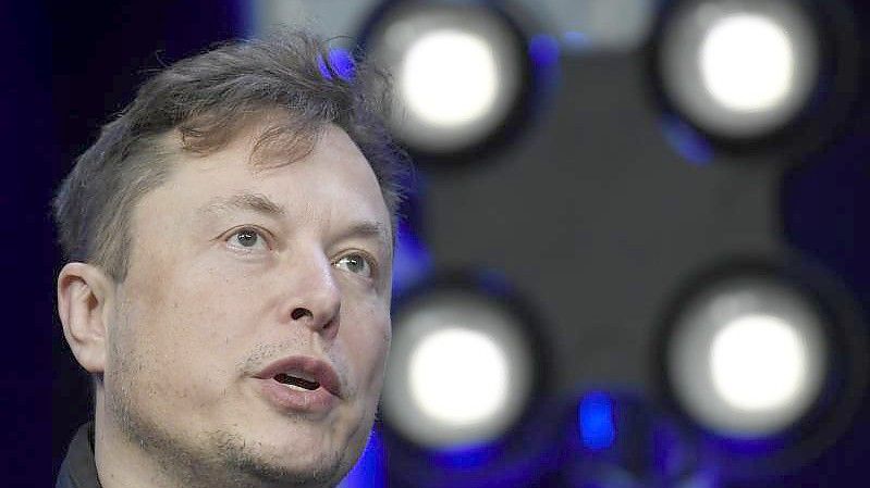 Elon Musks Starlink-System, das schnelle Internet-Verbindungen direkt über eigene Satelliten herstellt, könnte der Ukraine helfen, wenn die herkömmlichen Telekommunikationsnetze ausfallen sollten. Foto: Susan Walsh/AP/dpa