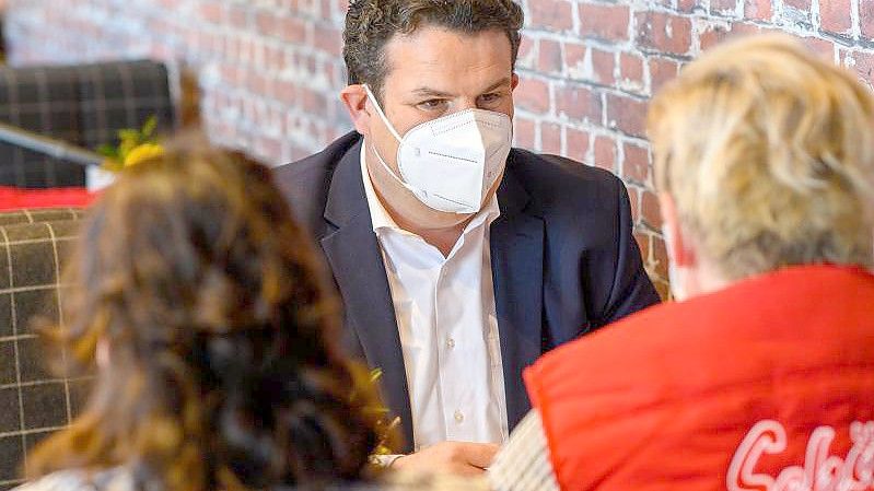 SPD-Arbeitsminister Hubertus Heil spricht in einer Bäckerei mit Mitarbeiterinnen, die vom neuen Mindestlohn profitieren könnten. Foto: Klaus-Dietmar Gabbert/dpa-Zentralbild/dpa