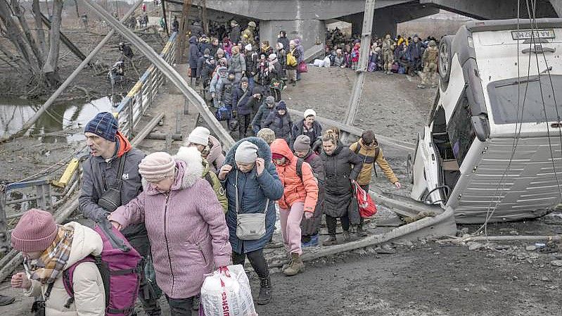 In Irpin brennen Häuser nach einem Bombenangriff. Foto: Emilio Morenatti/AP/dpa