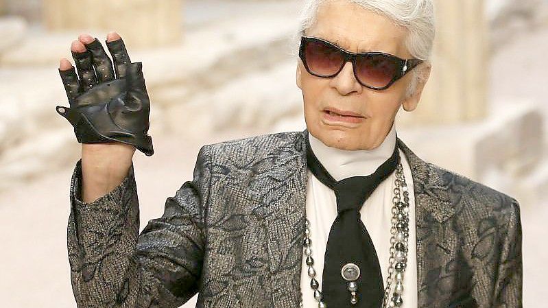 Der Modedesigner Karl Lagerfeld sagte, man dürfe sich selbst vor seiner Katze nicht gehen lassen. Foto: Francois Mori/AP/dpa