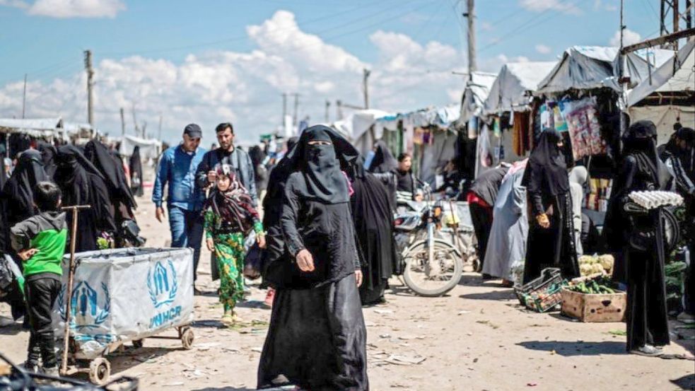 In einem solchen Lager in Syrien saß die Osnabrückerin monatelang mit ihren Kindern fest, bevor sie nach Deutschland ausgeflogen und festgenommen wurde. Foto: Foto: AFP/Delil Souleiman