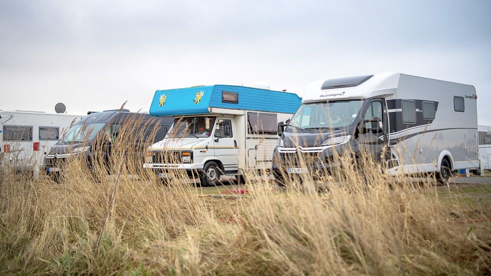 Ein Mann aus Norddeutschland soll Kunden geprellt haben, indem er versprach, ihre Fahrzeuge zu Campingmobilen umzurüsten. Foto: dpa/Sina Schuldt