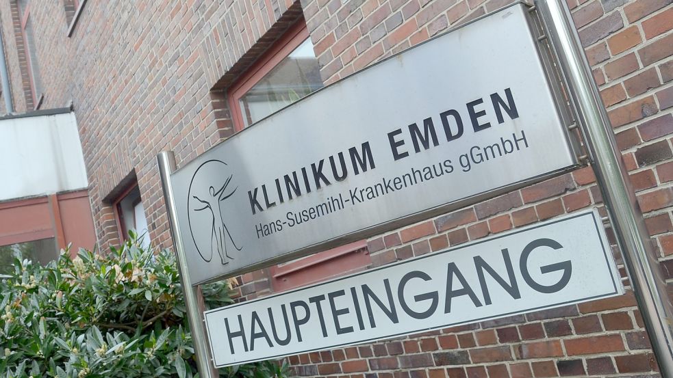 Der Haupteingang des Klinikums Emden. Dort gibt es eine lange etablierte Schlaganfall-Station. Archivfoto: Aiko Recke