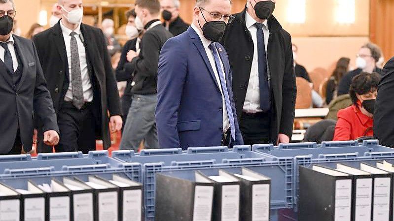 Der Verfassungsschutz will die AfD weiter als Verdachtsfall führen und entsprechend beobachten. Foto: Federico Gambarini/dpa