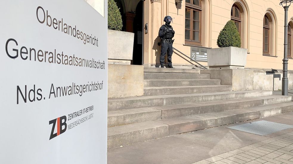 Weil sie sich der Terrormiliz Islamischer Staat (IS) in Syrien angeschlossen haben soll, muss sich eine dreifache Mutter aus Osnabrück seit Mittwoch vor dem Oberlandesgericht (OLG) Celle verantworten. Foto: Lars Laue