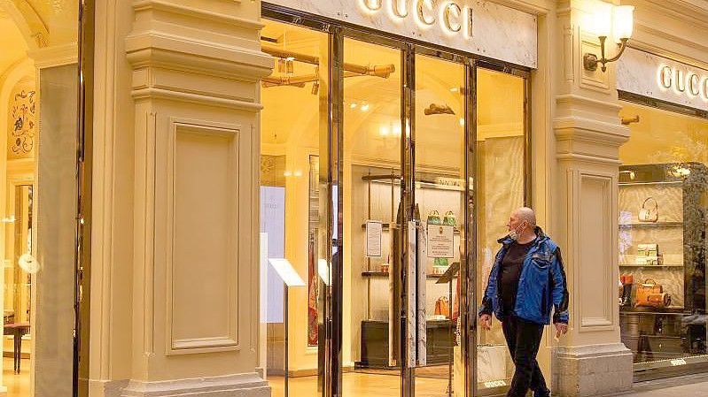 Ein Mann geht in Moskau an einer geschlossenen Gucci-Boutique vorbei. Foto: Alexander Sayganov/SOPA Images via ZUMA Press Wire/dpa