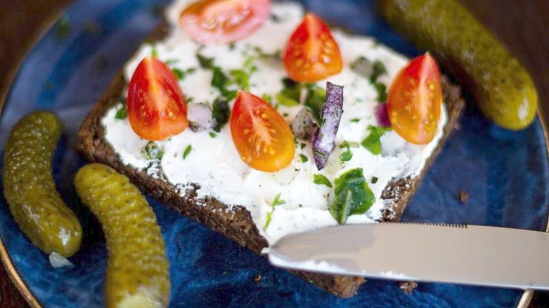 Belegtes Schwarzbrot mit Gürkchen. Foto: Sina Schuldt/dpa