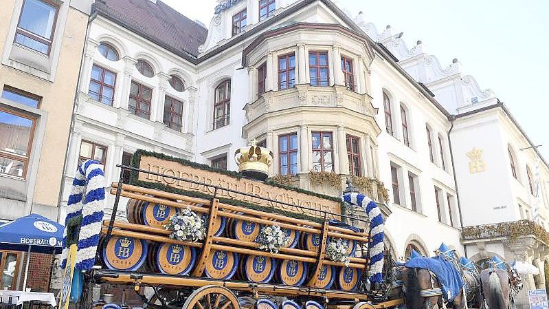 Eine Brauereikutsche steht vor dem Hofbräuhaus in München. Foto: Felix Hörhager/dpa