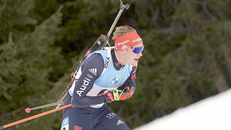 Beim Biathlon-Weltcup im estnischen Otepää lief Benedikt Doll aus Deutschland auf Podestplatz drei. Foto: Matthias Schrader/AP/dpa