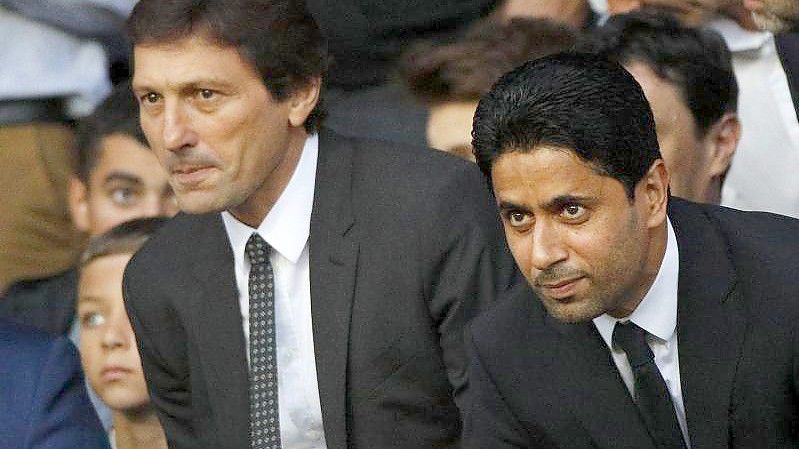 Sportdirektor Leonardo (l) und Präsident Nasser Al-Khelaifi von Paris Saint-Germain. Foto: Francois Mori/AP/dpa/Archiv