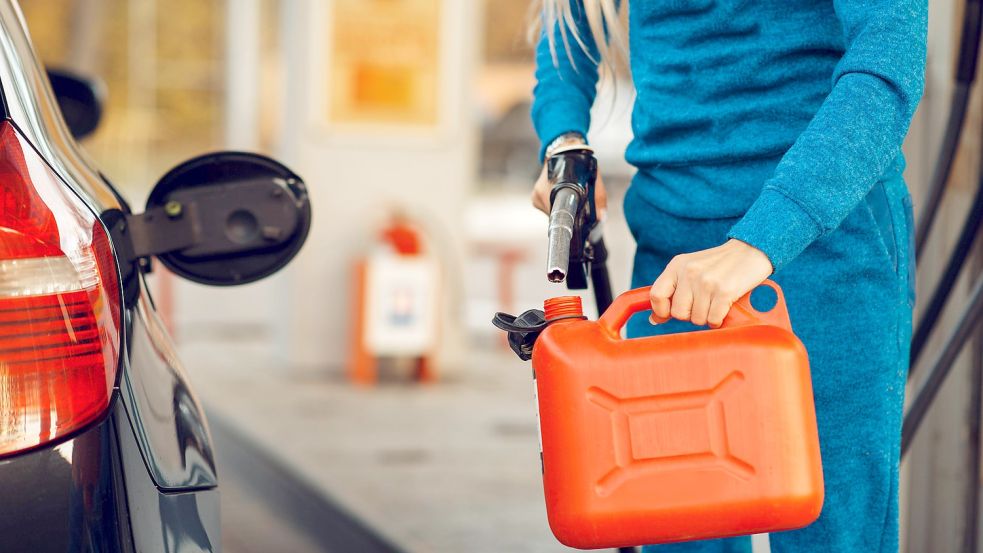Benzin und Diesel müssen in speziellen Kraftstoffkanistern aufbewahrt werden. Auch andere Vorschriften sind zu beachten. Foto: imago images/Panthermedia