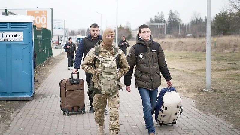 Der ukrainische Präsident Wolodymyr Selenskyj hatte eine Zahl von 16.000 ausländischen Kämpfern als Ziel ausgegeben - diese Marke soll bereits überschritten sein. Foto: Markus Schreiber/AP/dpa