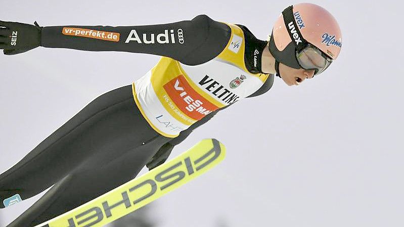 Karl Geiger hat als bester Deutscher die nächste Runde bei der Skiflug-WM erreicht. Foto: Antti Yrjönen/Lehtikuva/dpa
