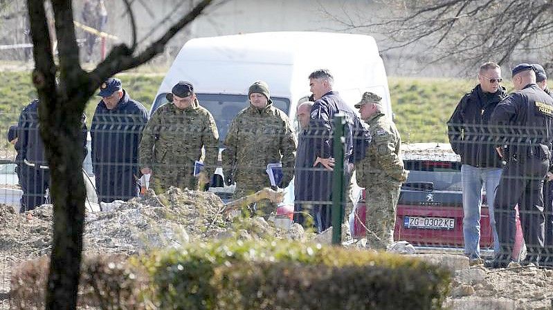 Polizisten untersuchen in Zagreb die Absturzstelle der unbemannten Drohne. Foto: Darko Bandic/AP/dpa