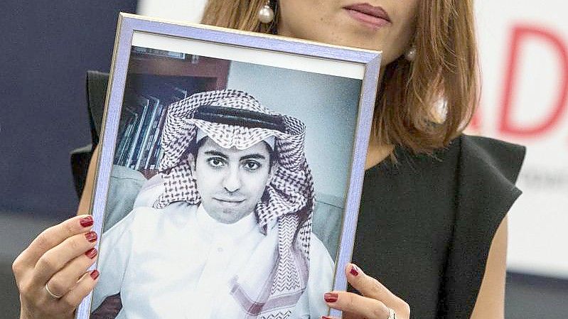 Die Frau des inhaftierten saudi-arabischen Bloggers Raif Badawi, Ensaf Haidar, zeigt im November 2015 im EU-Parlament in Straßburg ein Bild ihres Mannes. Foto: Patrick Seeger/epa/dpa