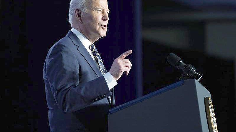 US-Präsident Joe Biden hat das Haushaltsgesetz unterschrieben, das verhindert, dass der US-Regierung das Geld ausgeht. Foto: Patrick Semansky/AP/dpa