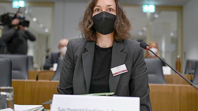 Die frühere Umweltministerin von Rheinland-Pfalz und heutige Bundesfamilienministerin Anne Spiegel bei ihrer Anhörung im Untersuchungsausschuss des Landtags von Rheinland-Pfalz zur Flutkatastrophe im Ahrtal. Foto: Arne Dedert/dpa