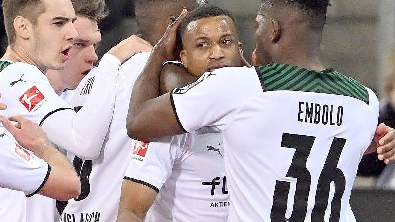 Spieler von Mönchengladbach feiern mit dem Torschützen Plea. Foto: Federico Gambarini/dpa