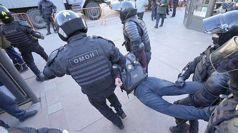 Die Polizei nimmt einen Demonstranten während einer Aktion gegen Russlands Invasion in die Ukraine fest. Foto: Dmitri Lovetsky/AP/dpa