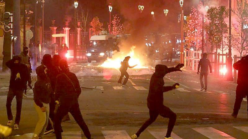 Auf Korsika kommt es seit mehreren Tagen zu Demonstrationen und Ausschreitungen, nachdem der korsische Separatist Yvan Colonna im Gefängnis im südfranzösischen Arles von einem Mitgefangenen angegriffen und lebensgefährlich verletzt worden war. Foto: Pascal Pochard-Casabianca/AFP/dpa/Archiv