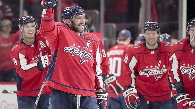 Der linke Flügel der Washington Capitals, Alexander Owetschkin (8), hat mit dem 767. Tor den dritten Rang in der ewigen NHL-Torjägerliste übernommen. Foto: Julio Cortez/AP/dpa