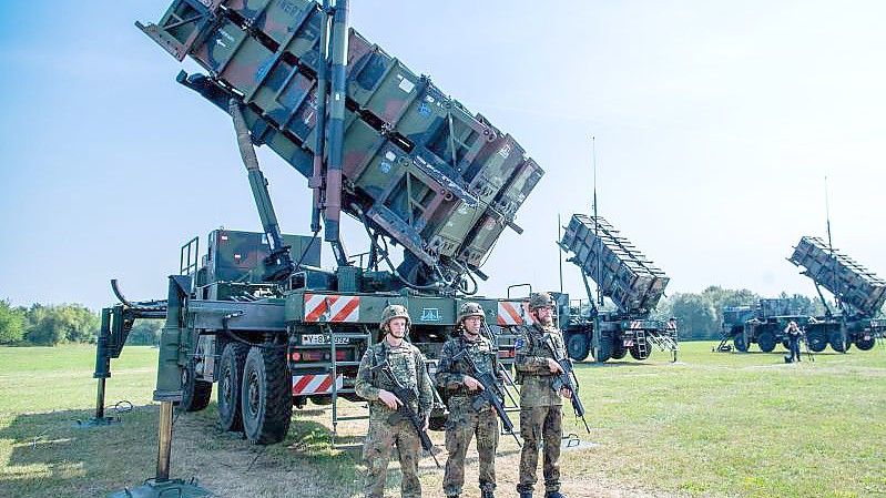 Soldaten der Flugabwehrraketengruppe 21 der Luftwaffeüben den Aufbau einer Luftverteidigungsstellung. Foto: Jens Büttner/dpa-Zentralbild/dpa