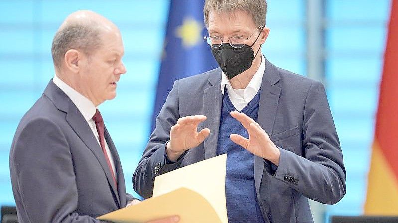 Wie geht es weiter mit den Corona-Maßnahmen? Kanzler Scholz und Gesundheitsminister Lauterbach sprechen am Rande der Kabinettssitzung. Foto: Michael Kappeler/dpa-Pool/dpa