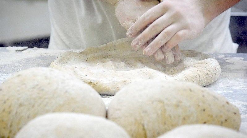 Ein Bäcker bei der Arbeit: Brot wird für die Kundschaft wohl teurer. Foto: Soeren Stache/dpa