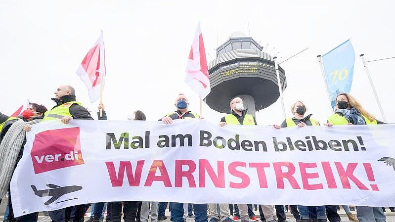 Sicherheitspersonal streikt am Terminal A des Flughafens Hannover. Foto: Julian Stratenschulte/dpa