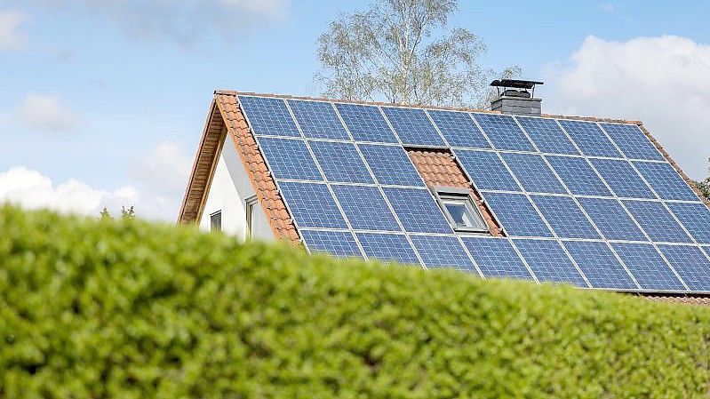 Ein Einfamilienhaus mit Solarpaneelen auf dem Hausdach. Foto: Jan Woitas/dpa-Zentralbild/dpa