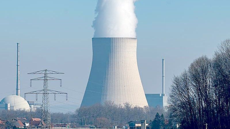 Wasserdampf steigt aus dem Kühltum des Atomkraftwerks Isar 2. Das AKW im Landkreis Landshut ist das letzte in Bayern, das noch nicht endgültig vom Netz gegangen ist. Foto: Armin Weigel/dpa
