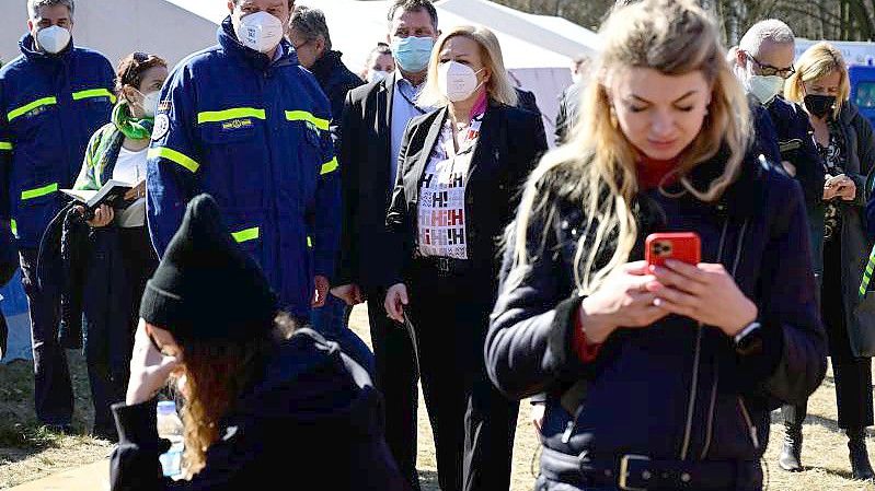 Die deutsche Innenministerin Nancy Faeser (M, SPD) besucht eine Unterkunft für ukrainische Flüchtlinge in Berlin. Foto: Tobias Schwarz/POOL AFP/dpa