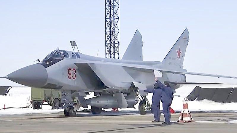 Ein russischer Kampfjet vom Typ MiG-31 bestückt mit der „Kinschal“. Foto: Uncredited/Russian Defense Ministry Press Service/AP/dpa