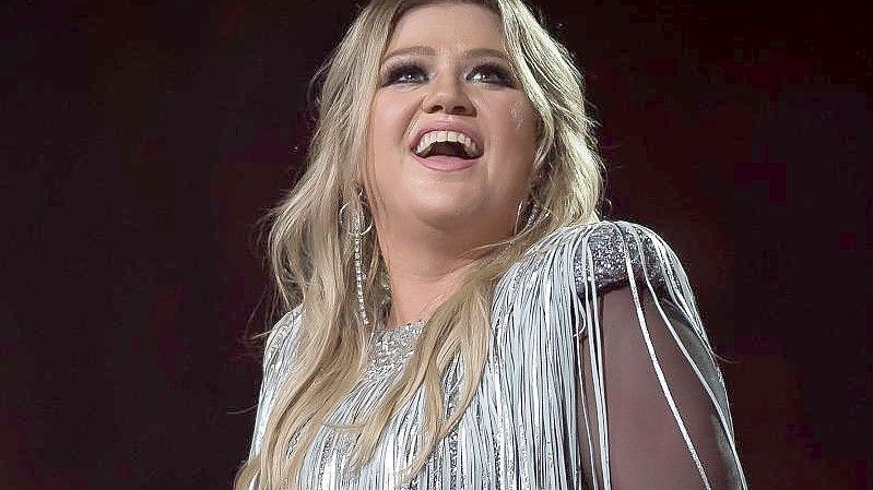 Kelly Clarkson moderiert zusammen mit Snoop Dogg den American Song Contest. Foto: Afp7/AFP7 via ZUMA Wire/dpa