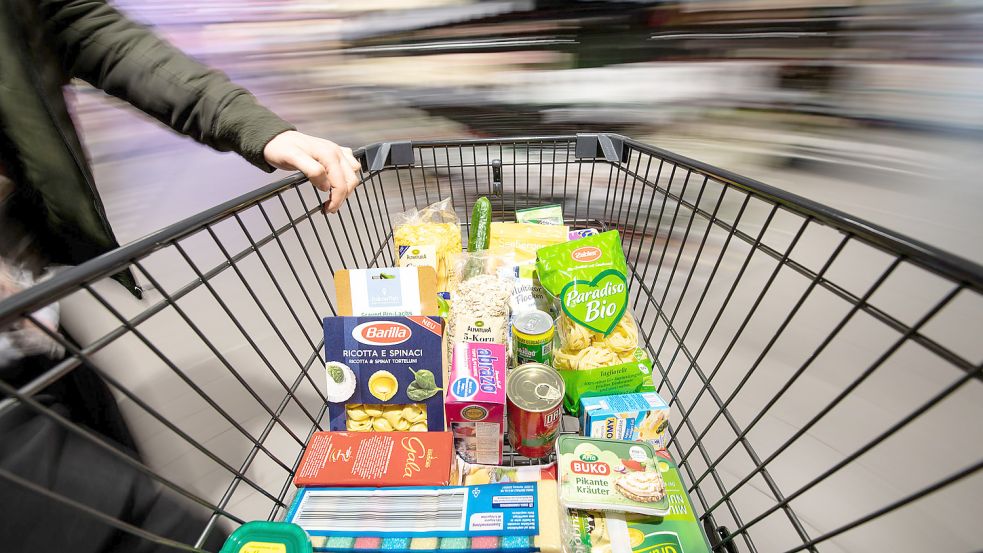 Im deutschen Einzelhandel könnten bestimmte Lebenmittel knapp werden. Foto: Fabian Sommer/dpa +++ dpa-Bildfunk +++